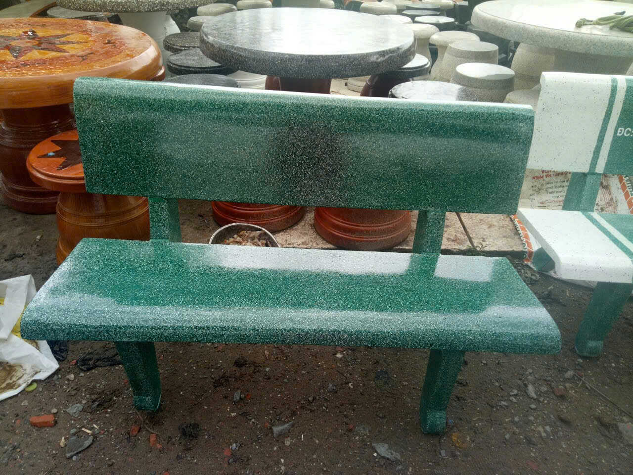 Ghế đá công viên màu xanh